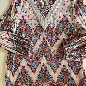 Democracy Women's  Top Sz M Lattice V-Neck Mixed Print Medium